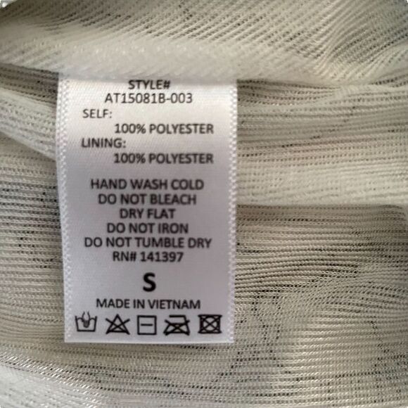 ASTR ~ Ivory with Black Floral Print ~
Surplice Long Sleeve Top ~ Size Small - Picture 7 of 9